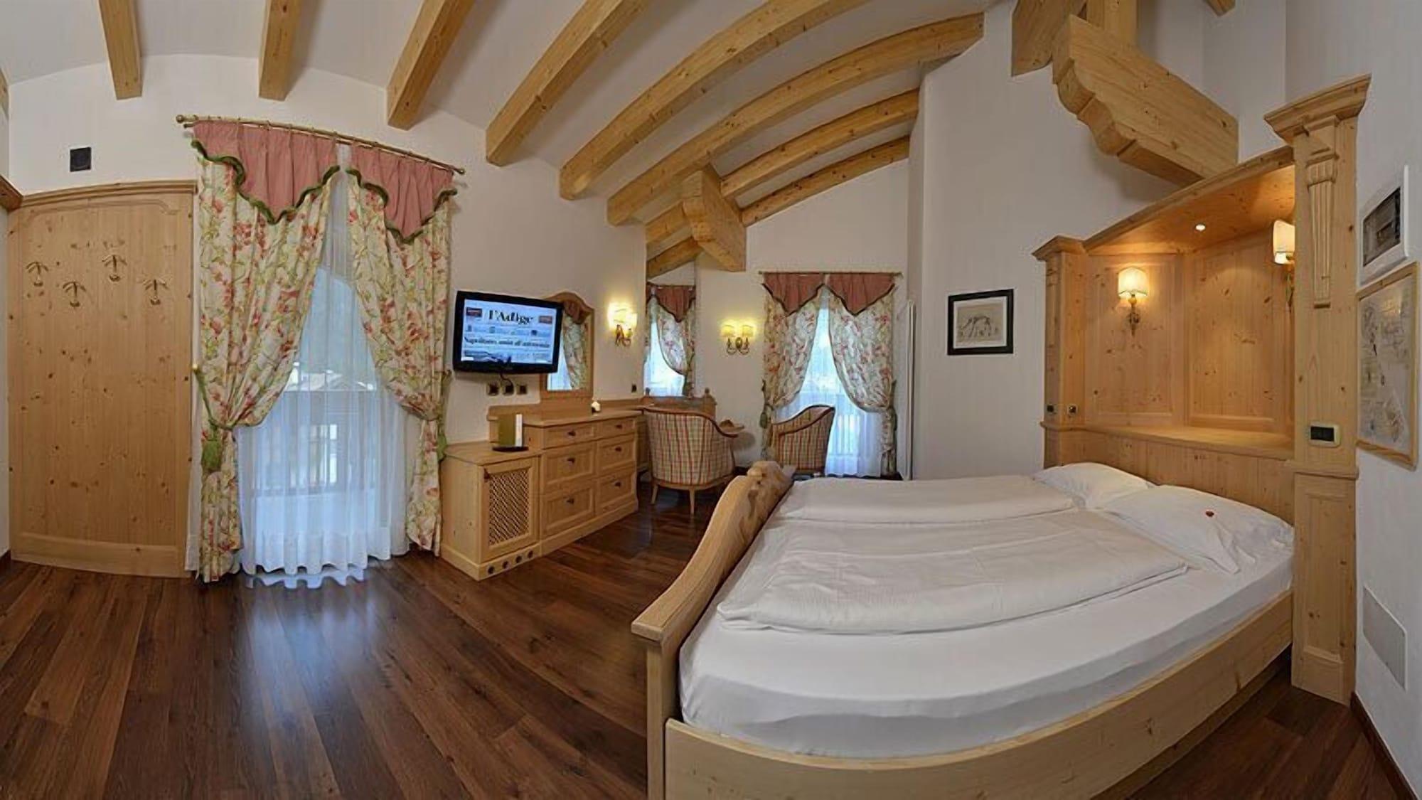 Hotel B&B Andreas Canazei Exterior photo